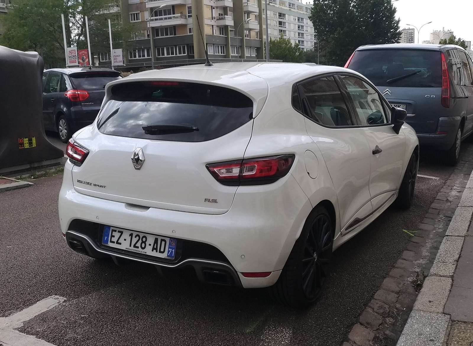 2018 Renault Clio Renaultsport 220 Trophy front view