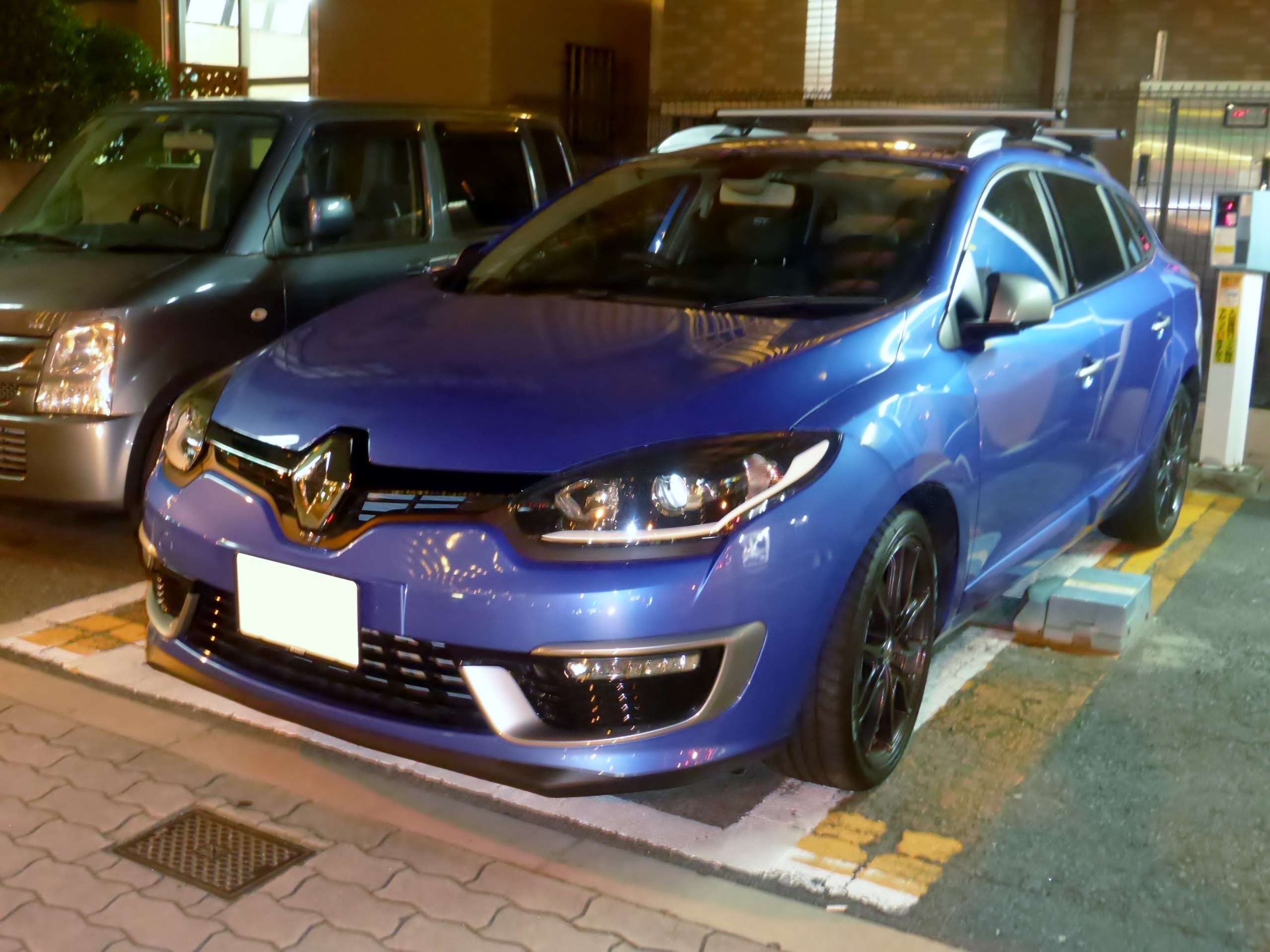 Renault Mégane III Estate GT 220 photographed at night in Japan