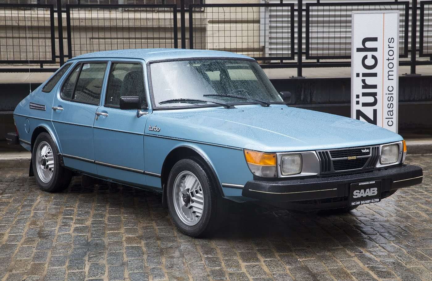 Early Saab 900 Turbo front view