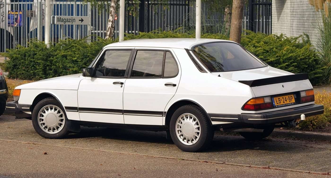 Saab 900 Turbo rear three-quarter view