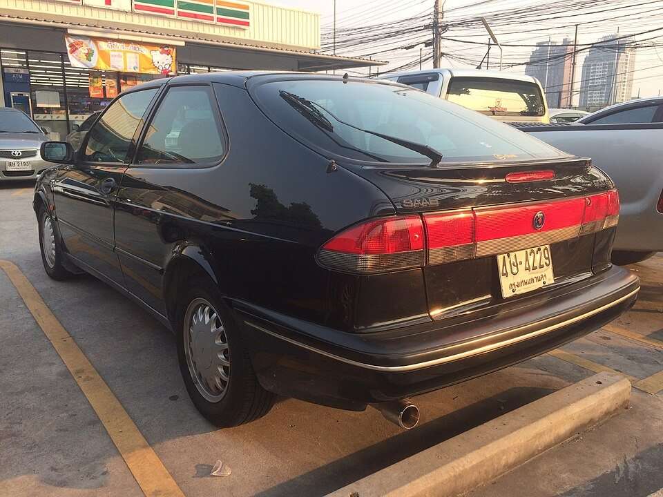 1994 Saab 900 NG rear three-quarter view