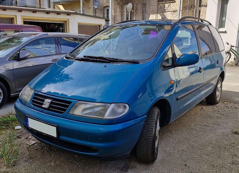 Early SEAT Alhambra Mk1 front three-quarter view