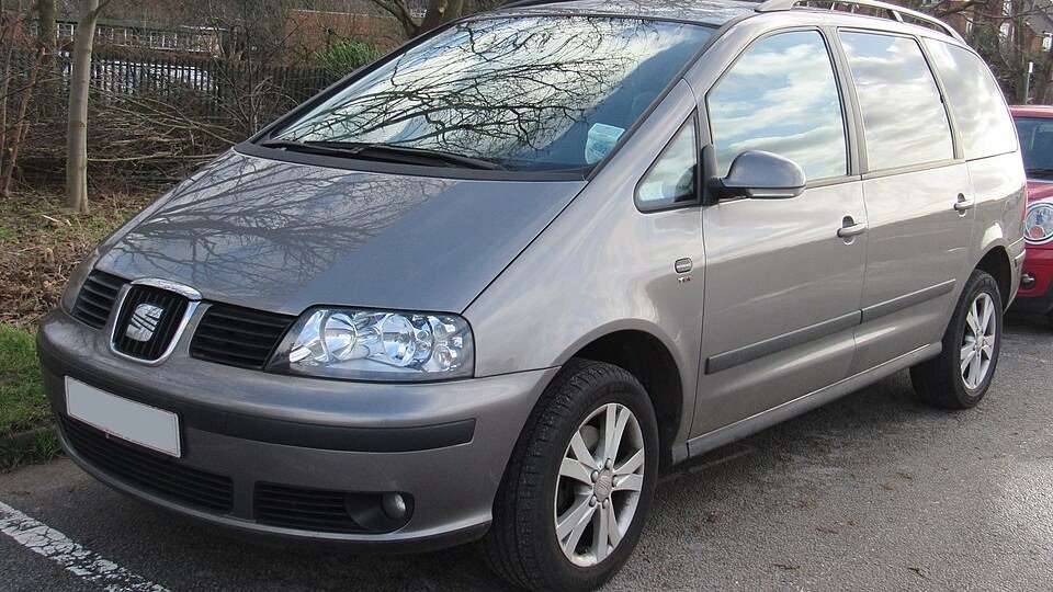 Facelift SEAT Alhambra Mk1 Reference TDI front three-quarter view