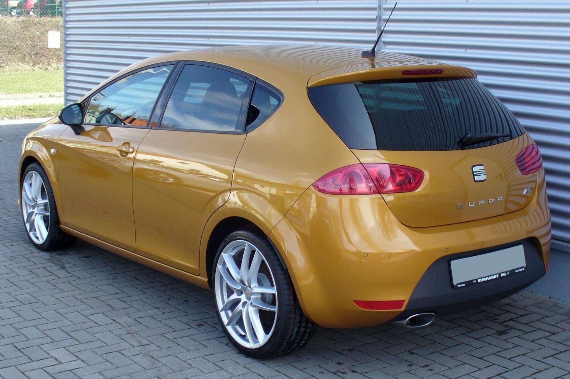 SEAT Leon Cupra R Mk2 rear three-quarter view