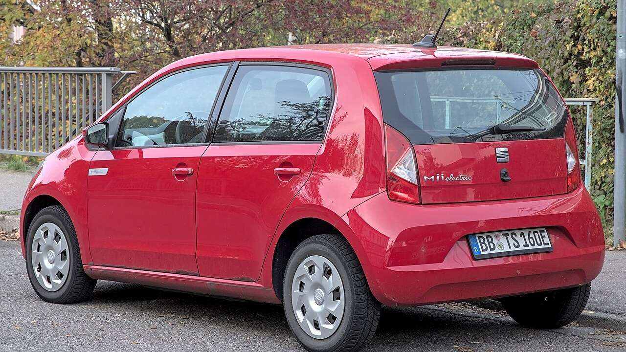 SEAT Mii electric front three-quarter view