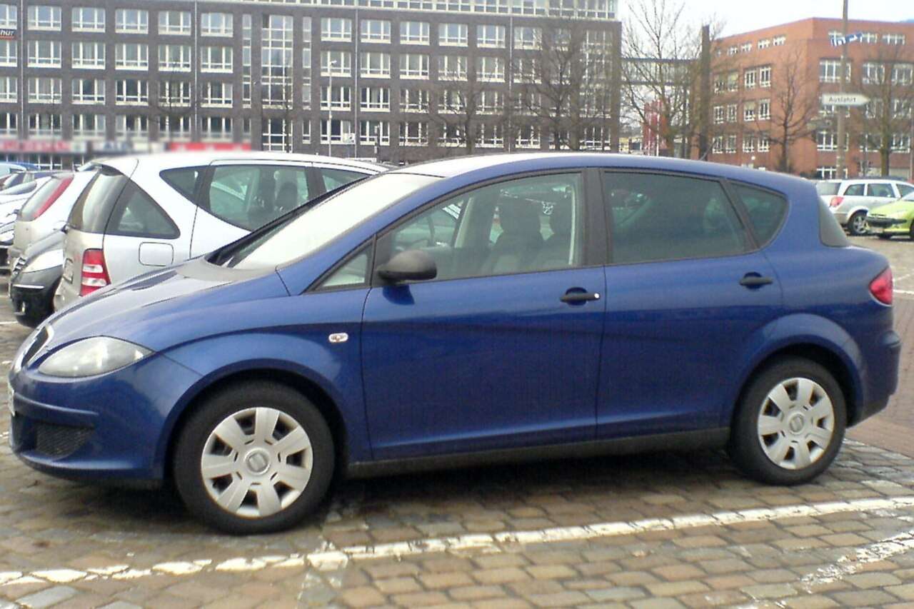 Blue SEAT Toledo Mk3 front three-quarter view
