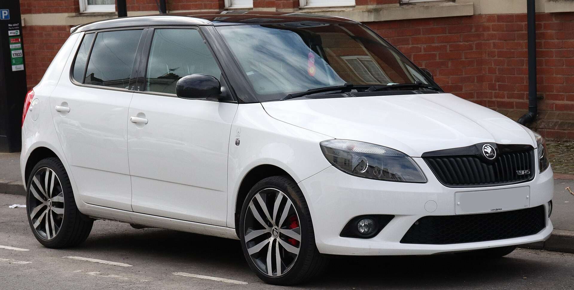 2013 Škoda Fabia vRS Mk2 front three-quarter view