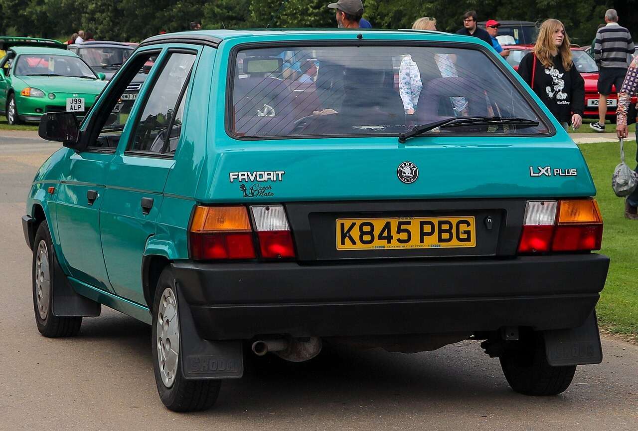 1993 Škoda Favorit LXi Plus rear three-quarter view