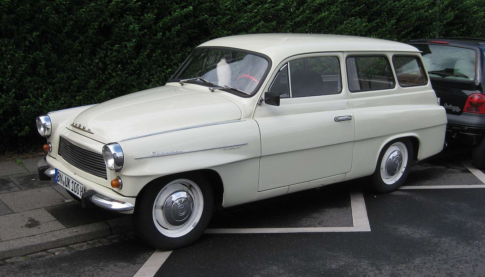 First-generation Škoda Octavia Combi rear view