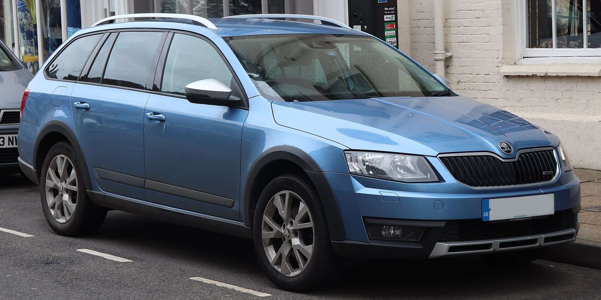 2016 UK-market Škoda Octavia Scout 2.0 TDI 4x4 front view