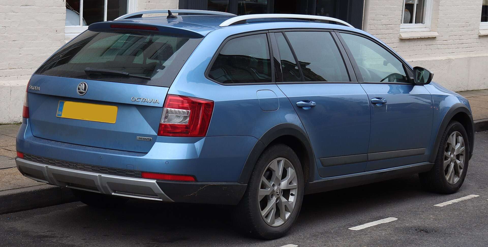 2016 UK-market Škoda Octavia Scout 2.0 TDI 4x4 rear view