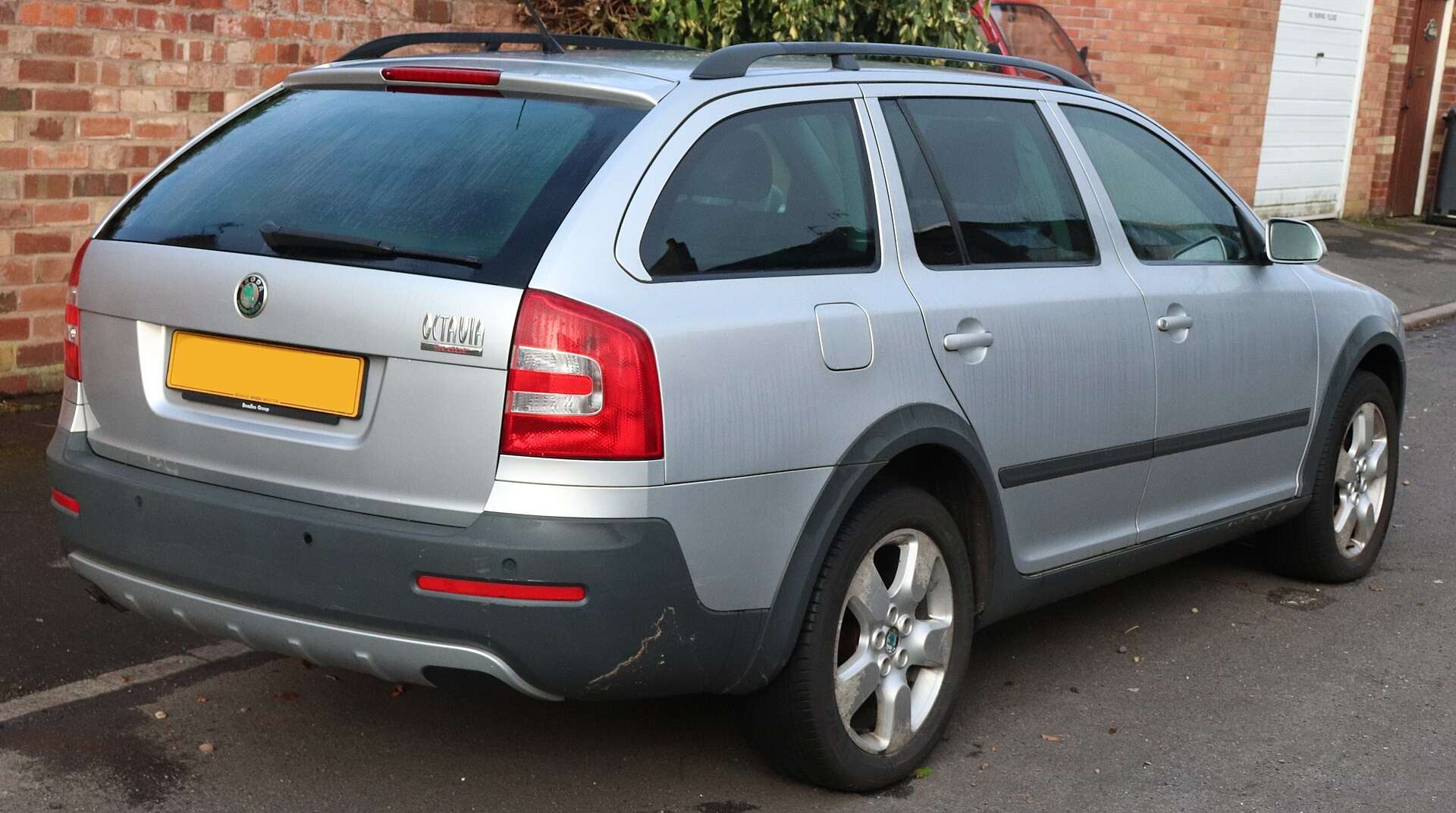 2008 UK-market Škoda Octavia Scout 2.0 TDI rear three-quarter view