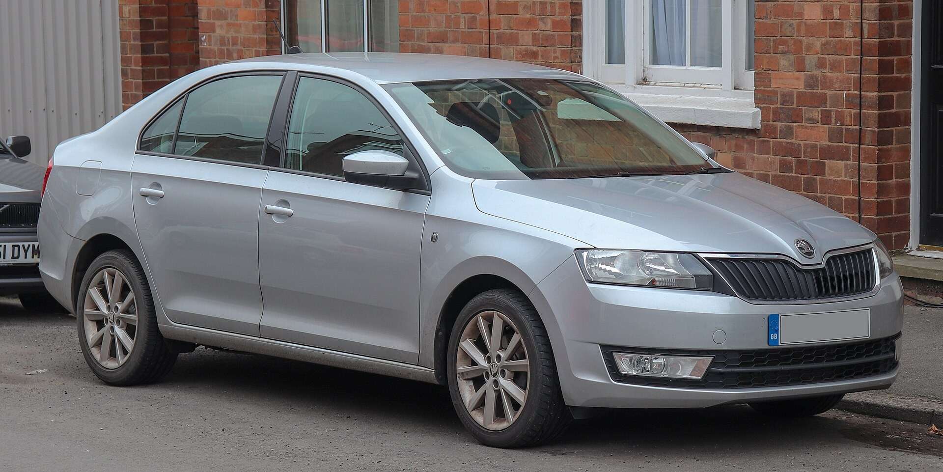 2014 UK-market Škoda Rapid liftback front three-quarter view