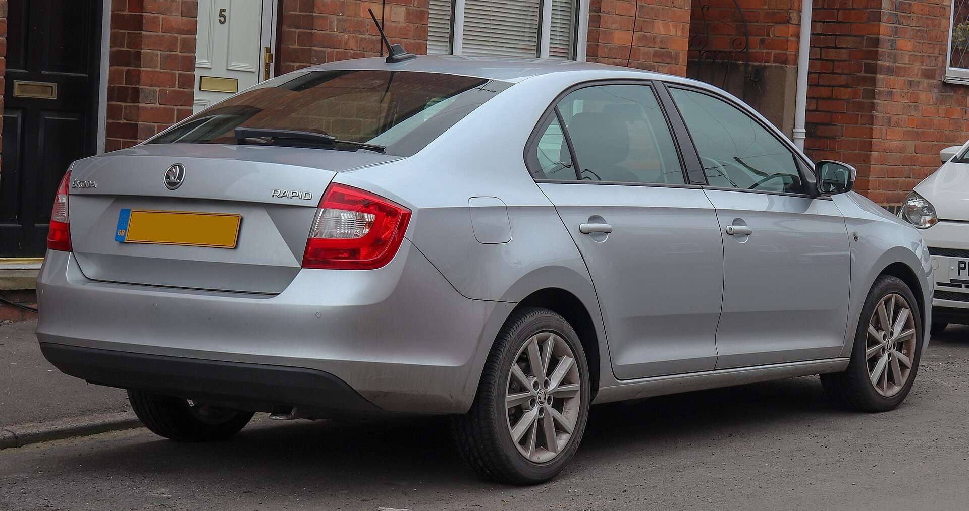 2014 UK-market Škoda Rapid liftback rear three-quarter view
