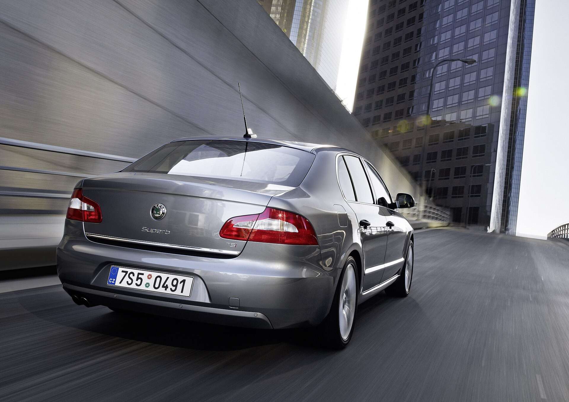 Škoda Superb Mk2 rear three-quarter view