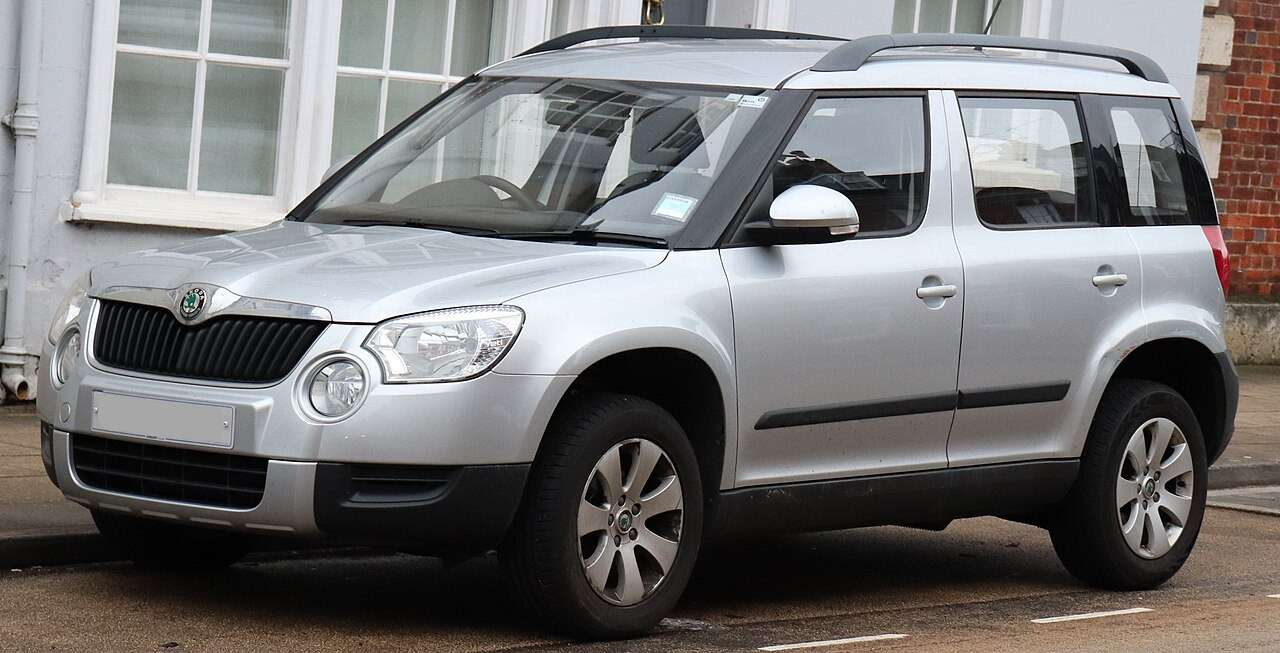 2011 Škoda Yeti S front three-quarter view