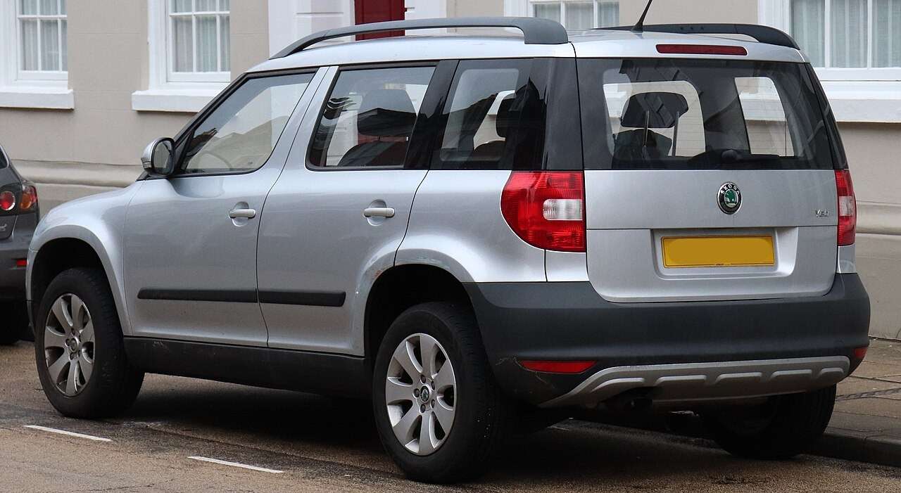 2011 Škoda Yeti S rear three-quarter view