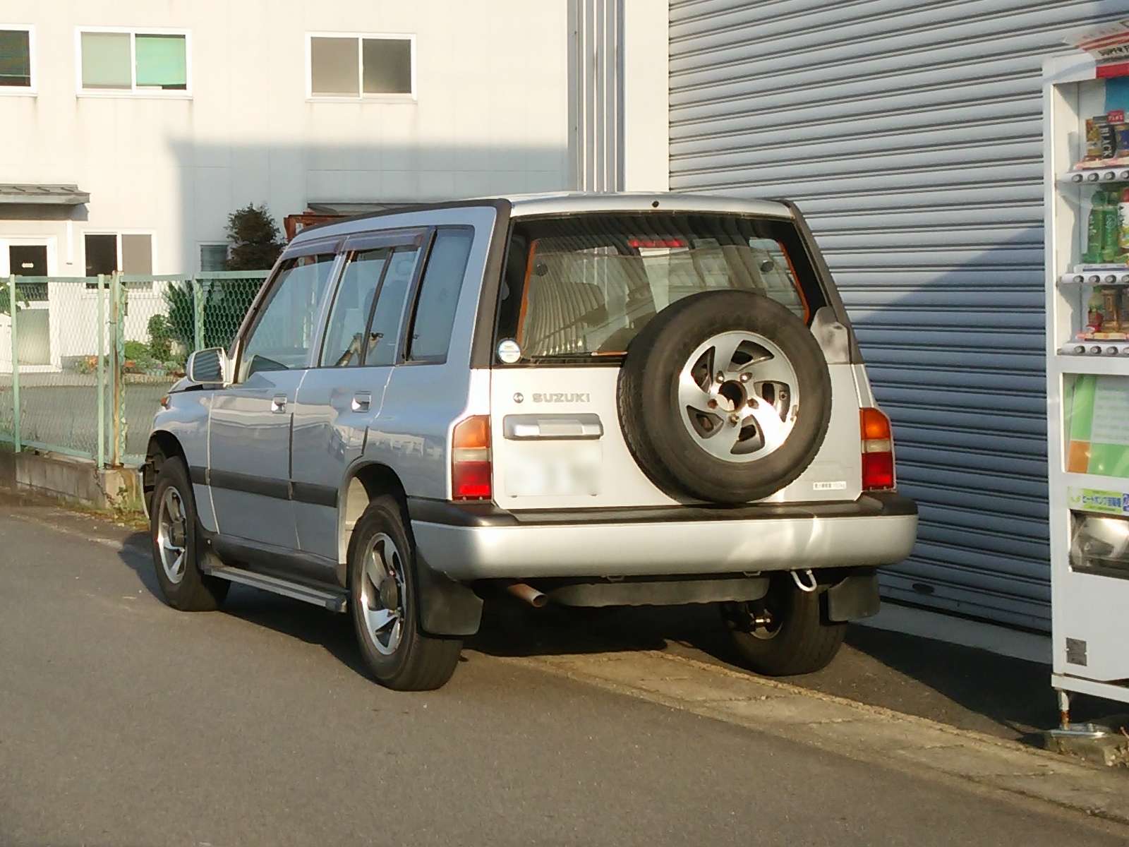 Five-door Suzuki Escudo Nomade rear view