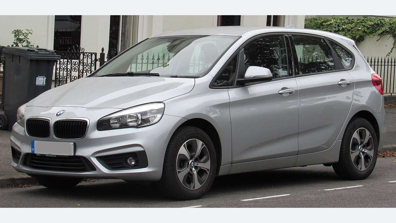 2016 F45 216d SE Active Tourer, front three-quarter view