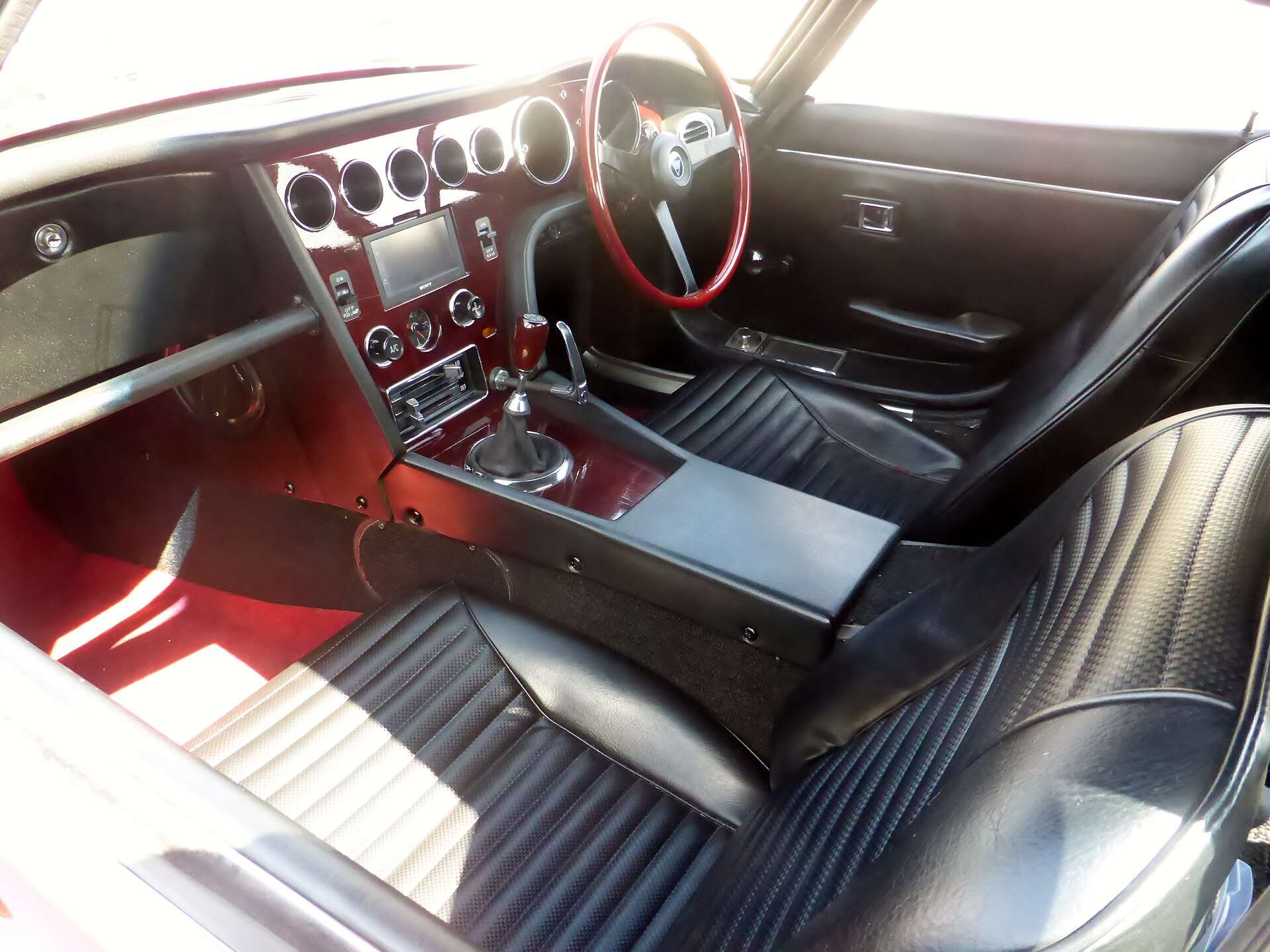 Toyota 2000GT MF10 cabin and wooden dashboard