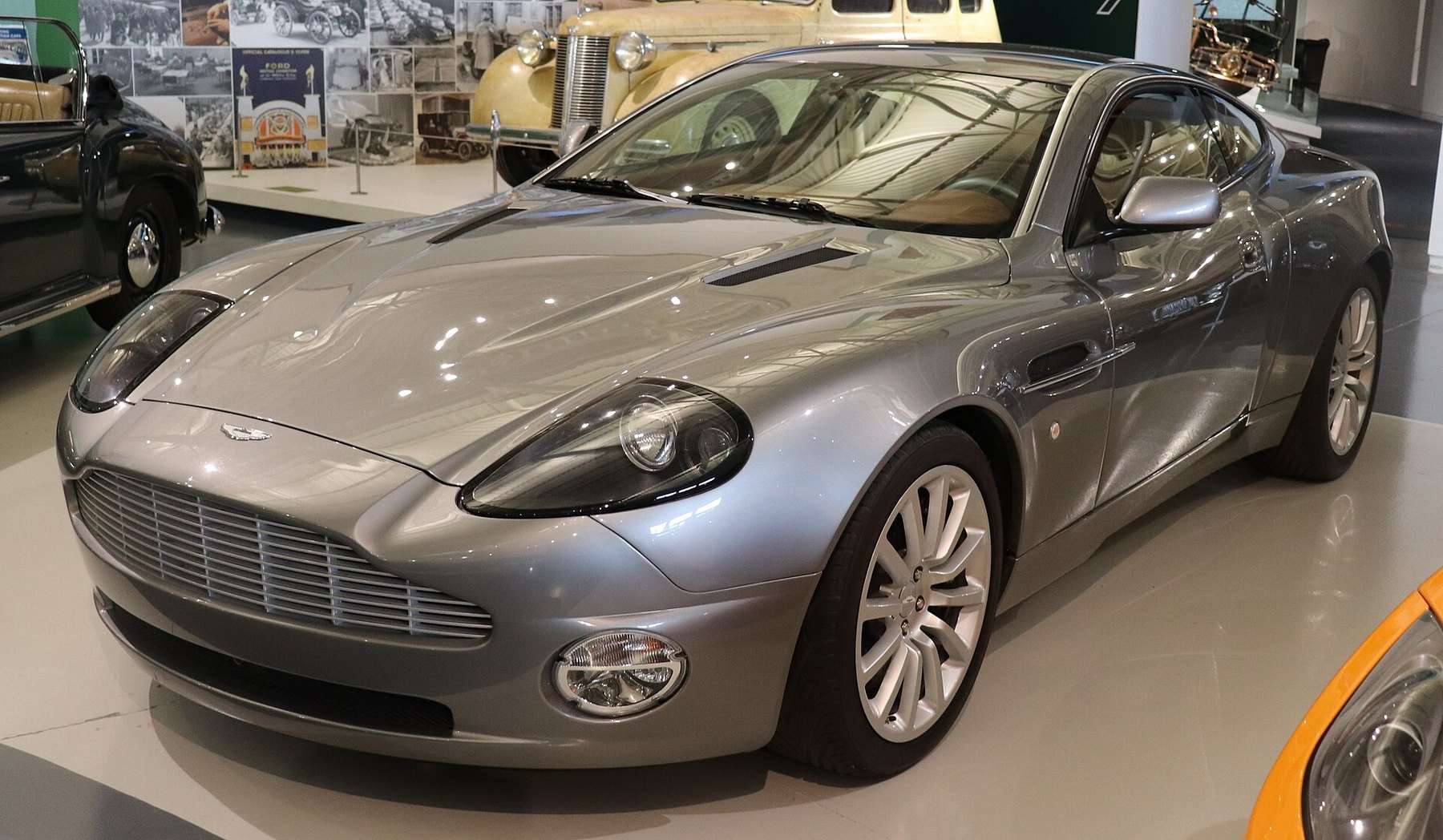 2001 Aston Martin Vanquish front view