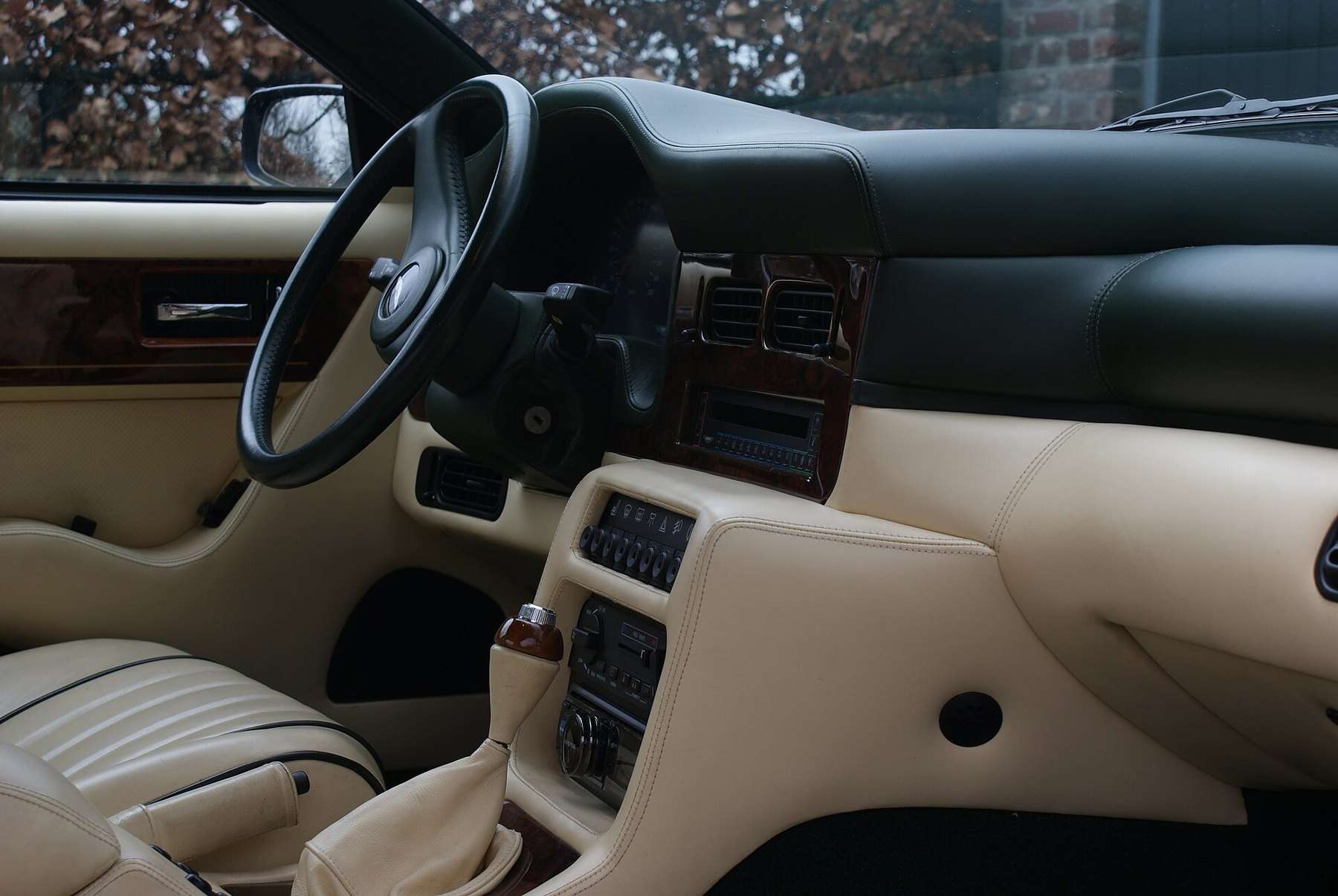 Aston Martin Virage dashboard and interior