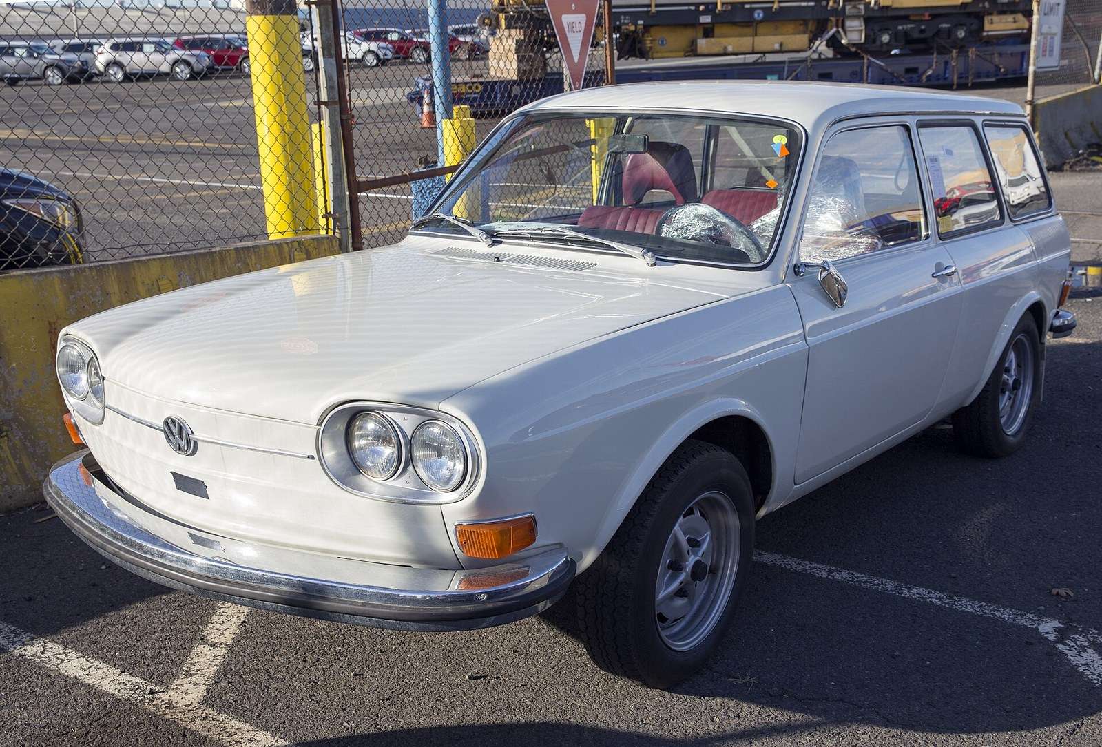 Volkswagen 411 LE Variant front