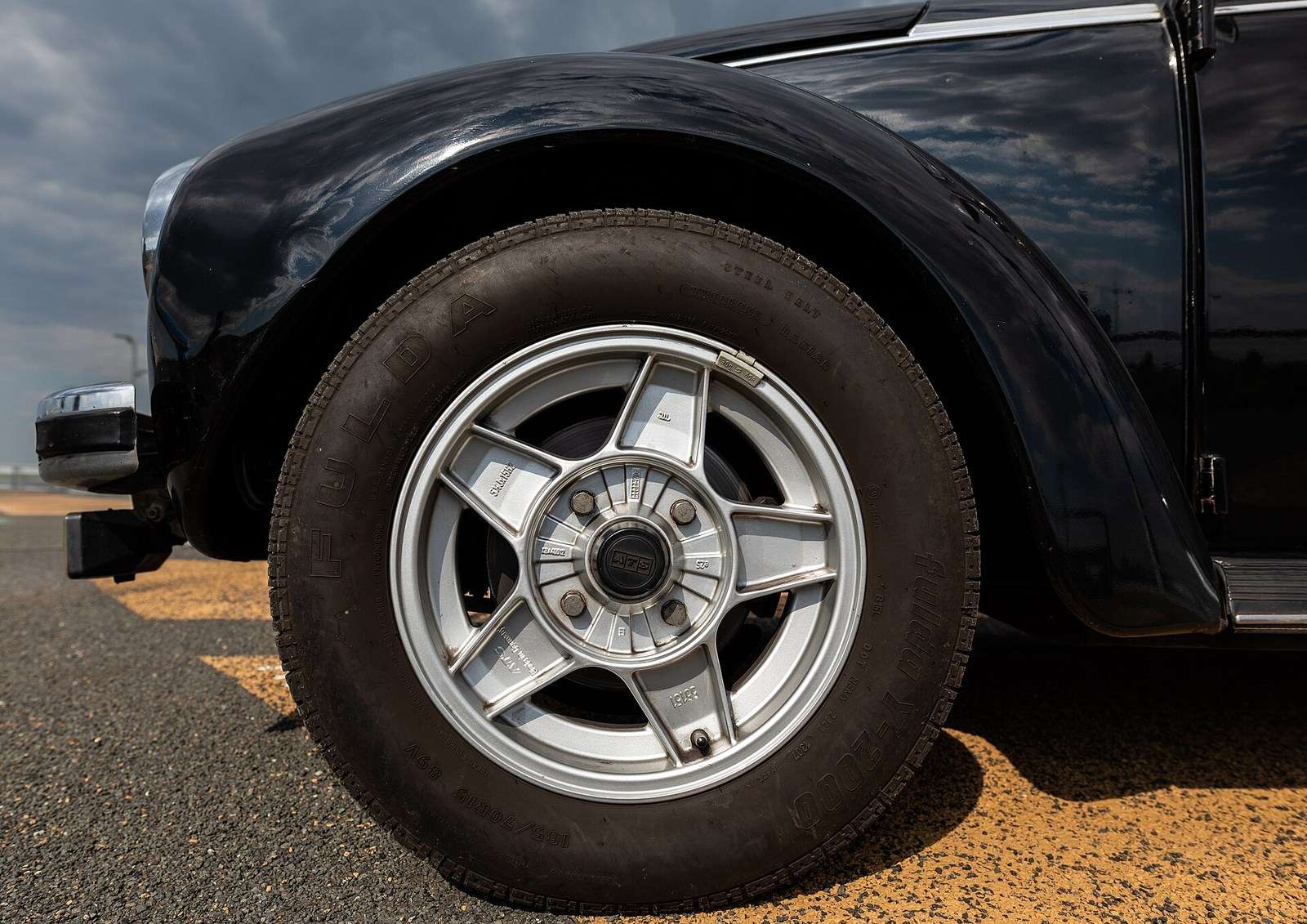 Volkswagen 1303 wheel and front suspension detail