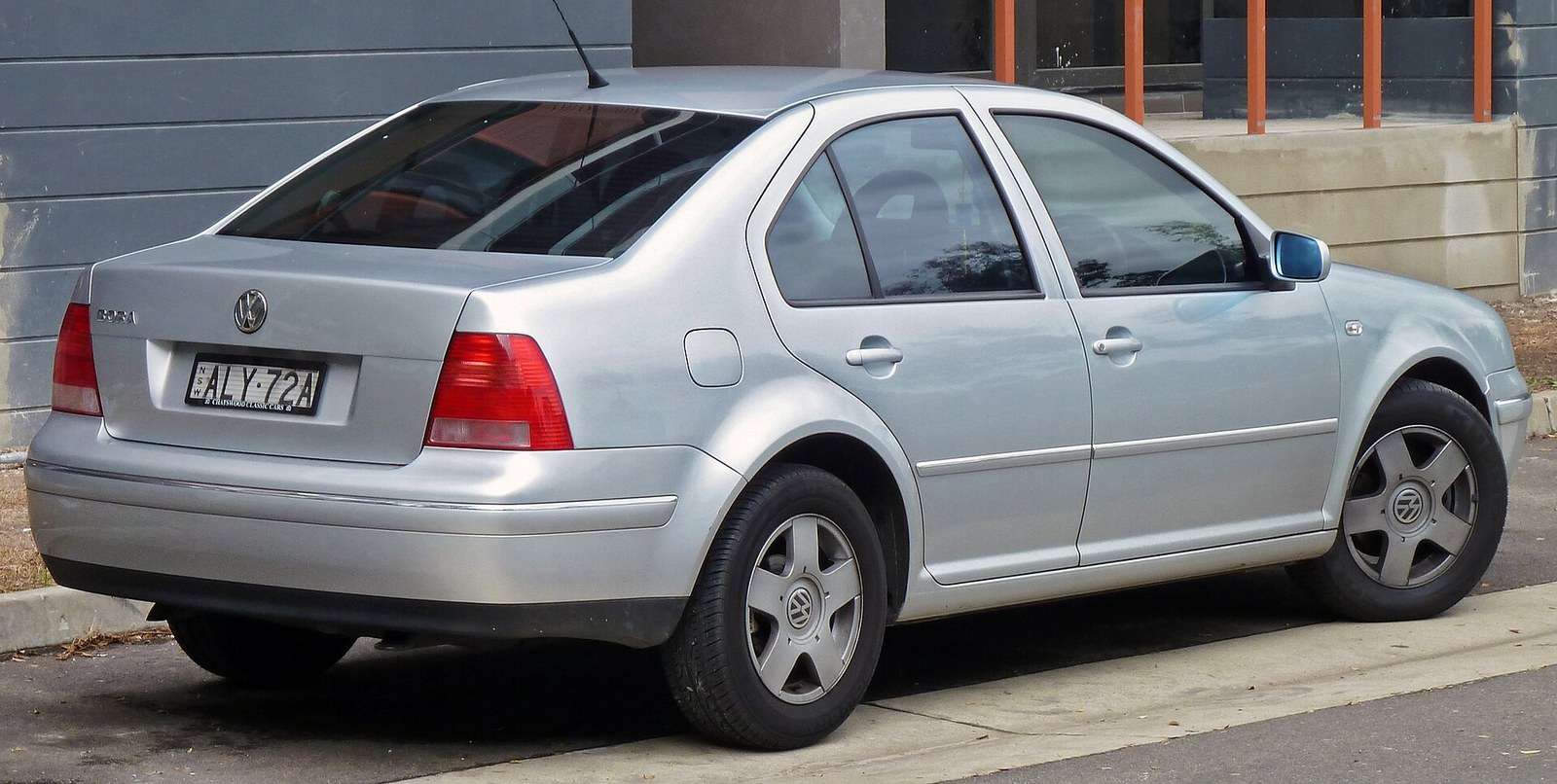 Volkswagen Bora 1J saloon rear three-quarter view