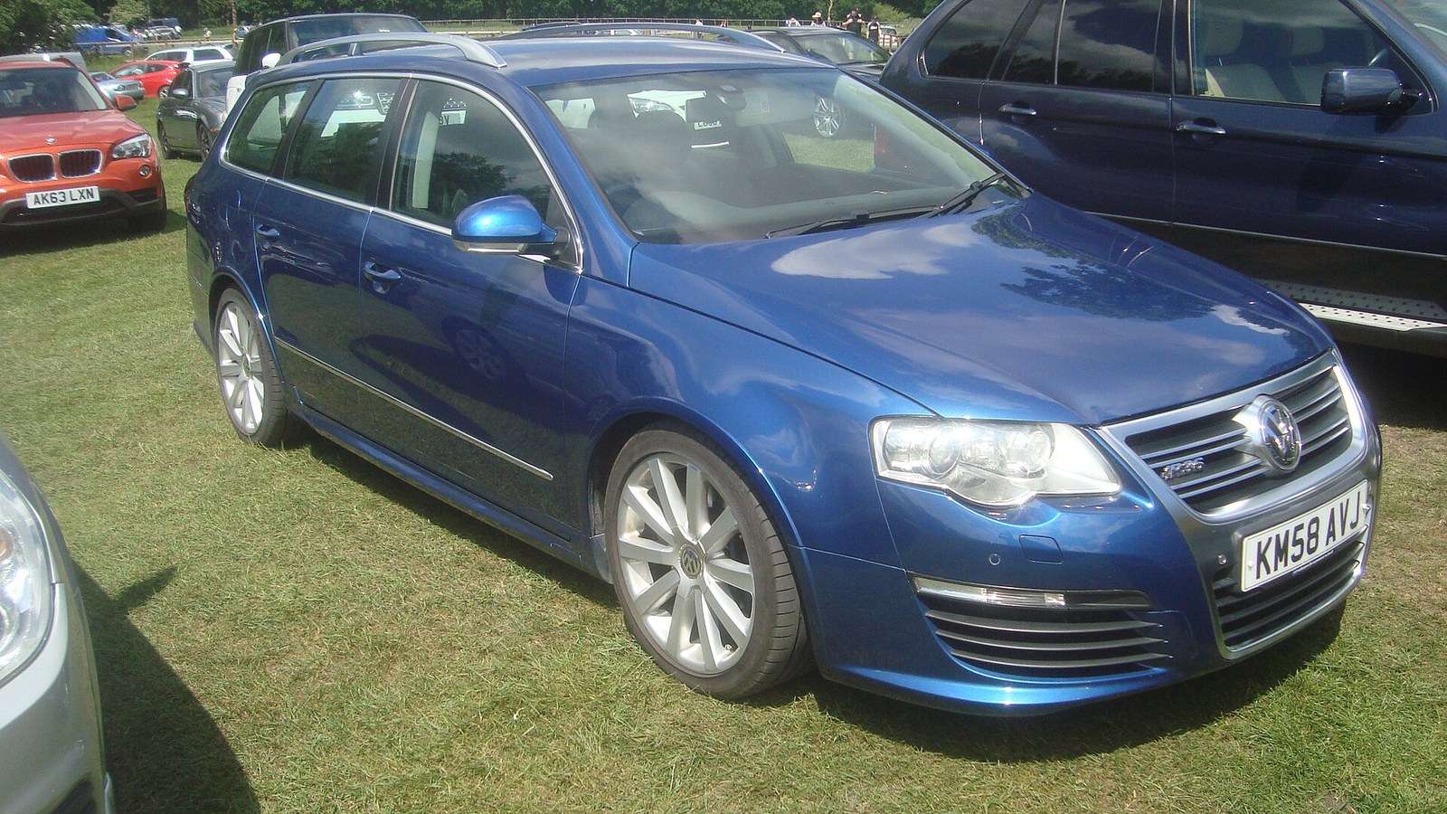 Volkswagen Passat R36 estate front three-quarter view