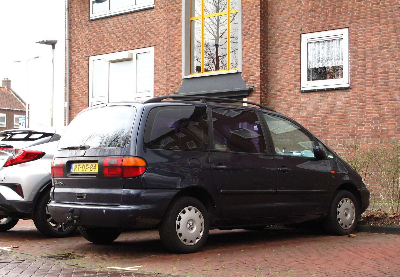 Blue first-generation Volkswagen Sharan rear view