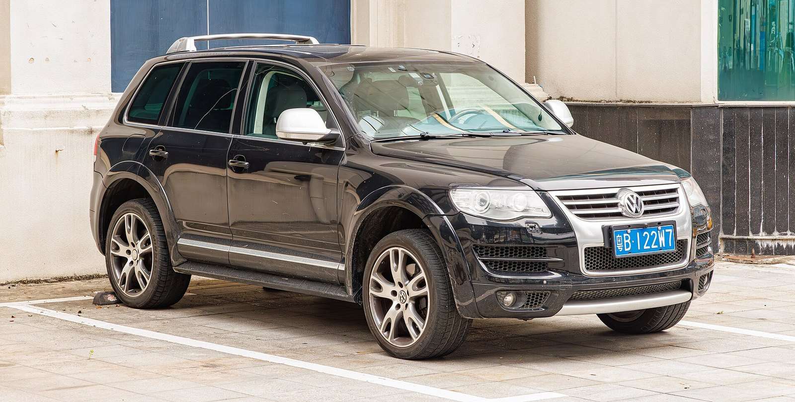 First-generation Volkswagen Touareg 7L front view