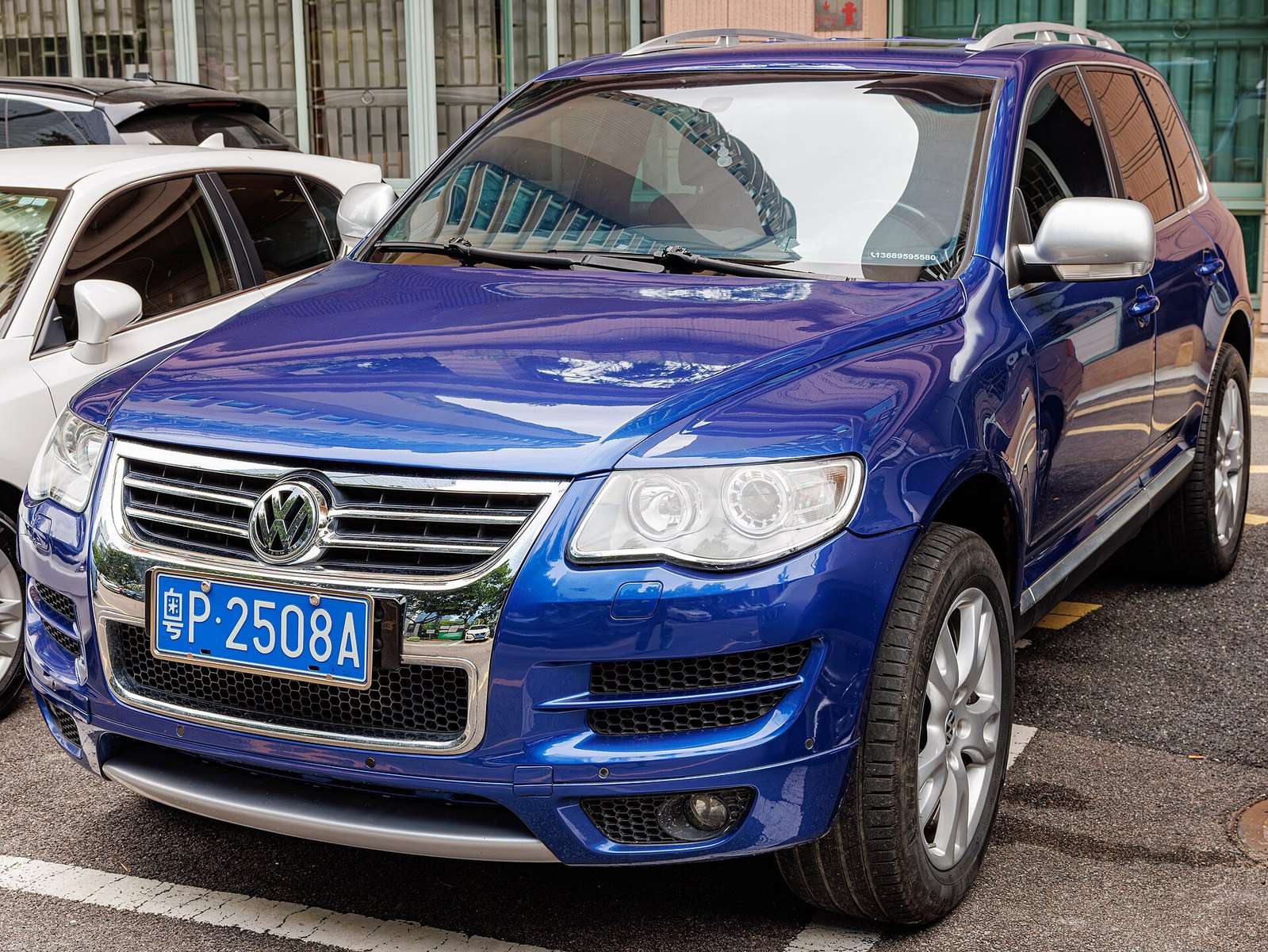 First-generation Volkswagen Touareg 7L rear view