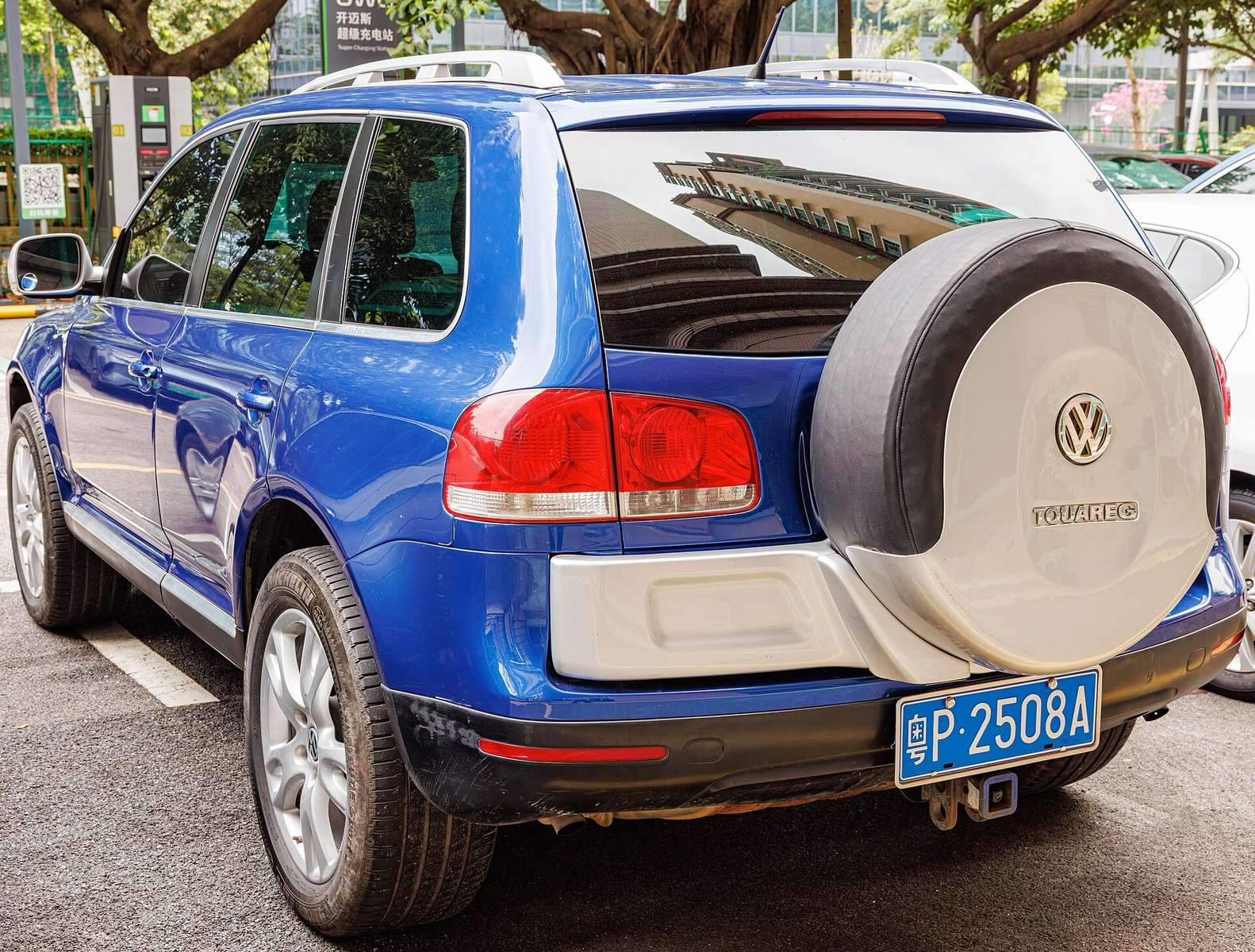 First-generation Volkswagen Touareg 7L side profile