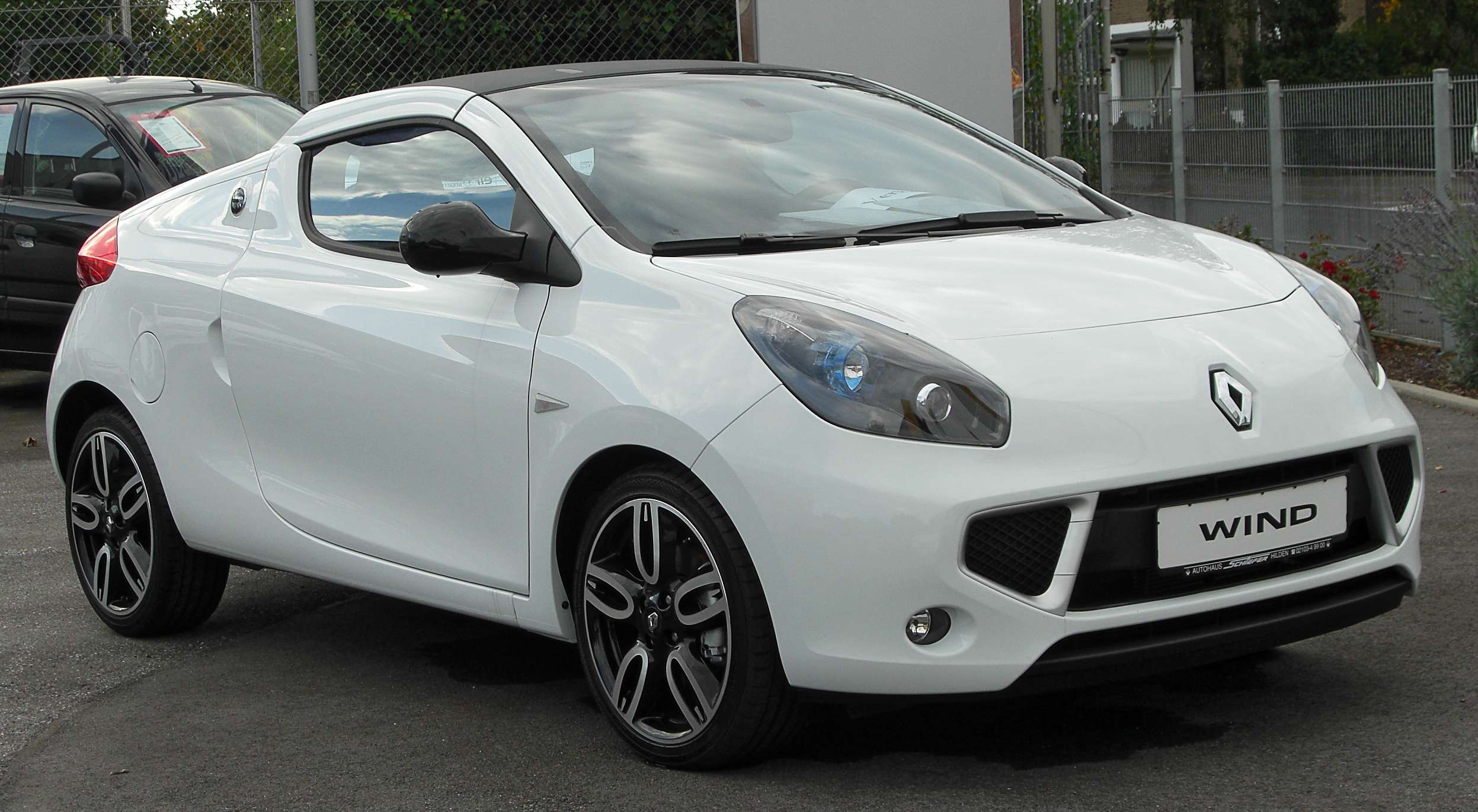 Renault Wind Dynamique TCe 100 with its rotating hardtop closed