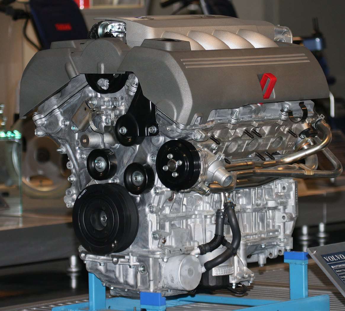 Volvo compact transverse V8 engine